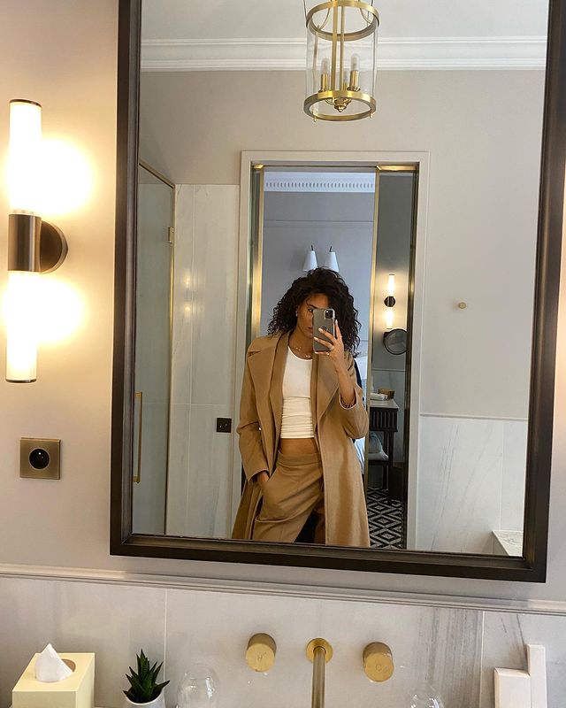 Cindy bruna selfie on mirror