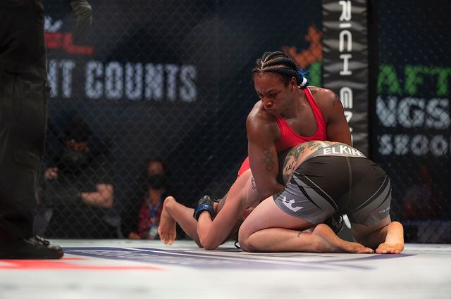 Claressa Shields MMA debut takedown