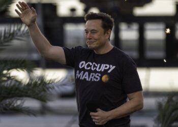 Elon Musk Spacex Wave.jpg